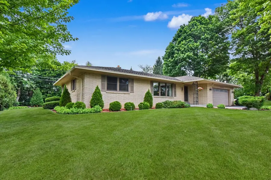 895 Copenhill DRIVE, Waukesha, WI 53186 - #2