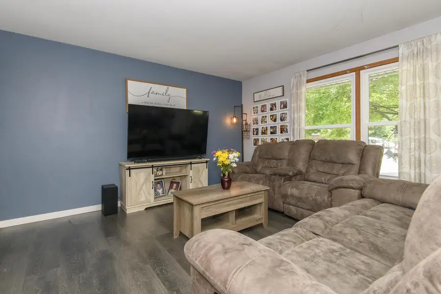 2002 Dixie DRIVE, Waukesha, WI 53189 - #2