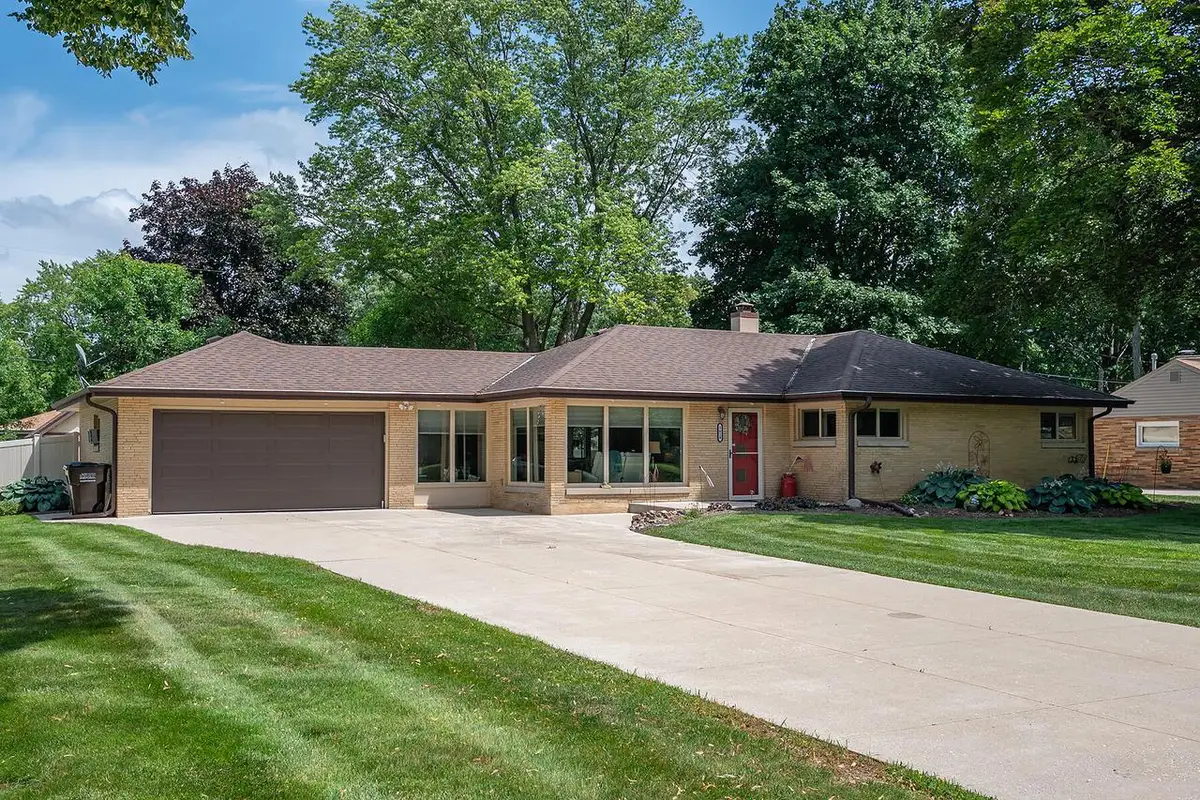 1618 S Wildwood DRIVE, New Berlin, WI 53151 - #1