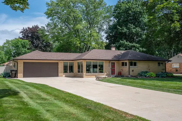 1618 S Wildwood DRIVE, New Berlin, WI 53151