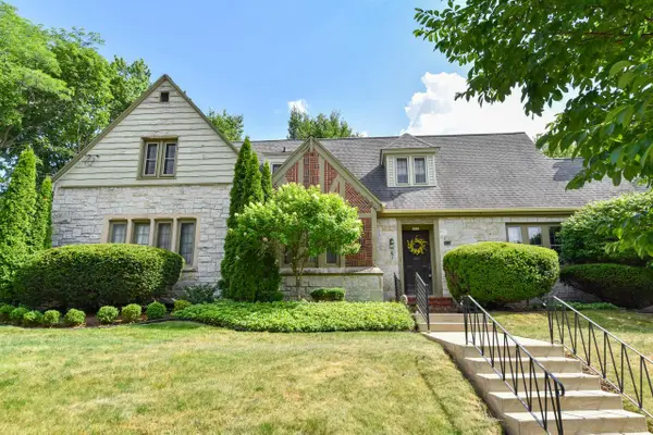 8525 Ravenswood CIRCLE, Wauwatosa, WI 53226