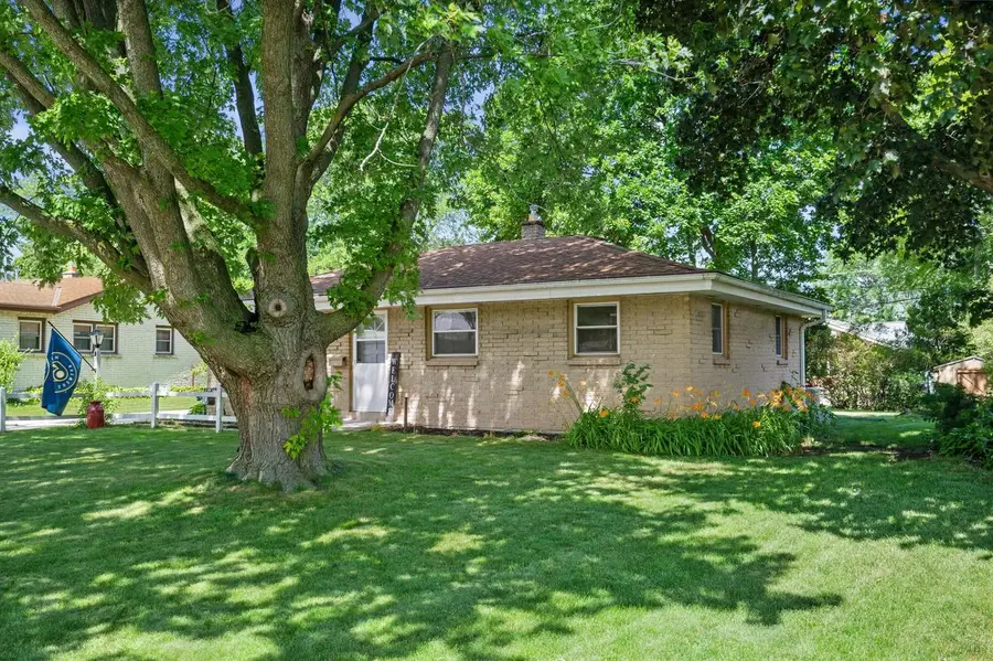 6830 W Plainfield AVENUE, Greenfield, WI 53220 - #3