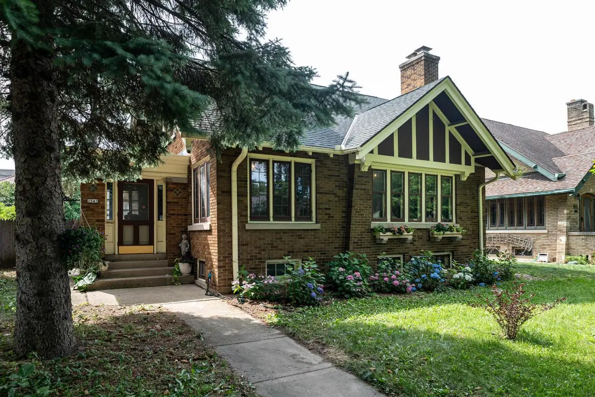 2543 N Grant BOULEVARD, Milwaukee, WI 53210 - #1