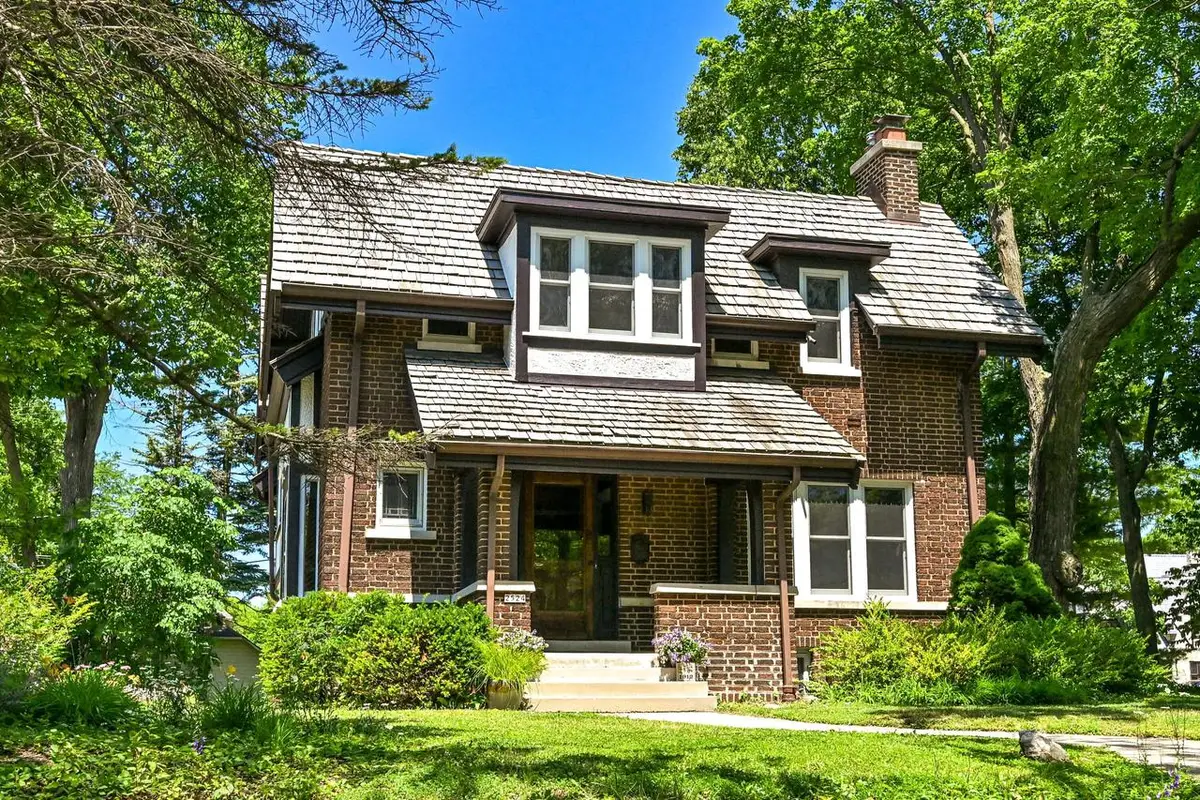 2524 E Menlo BOULEVARD, Shorewood, WI 53211 - #1