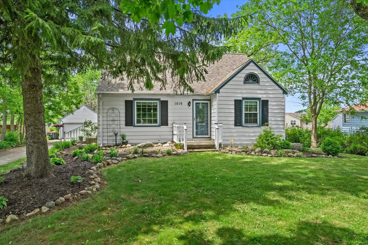 1016 Guthrie ROAD, Waukesha, WI 53186 - #1