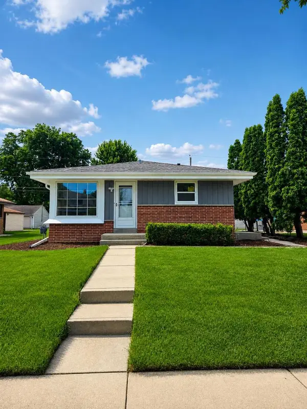 2735 E Bolivar AVENUE, Milwaukee, WI 53235