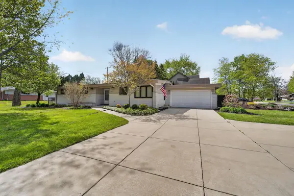 807 E Wahner PLACE, Bayside, WI 53217
