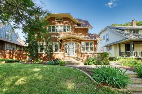 2530 N Grant BOULEVARD, Milwaukee, WI 53210