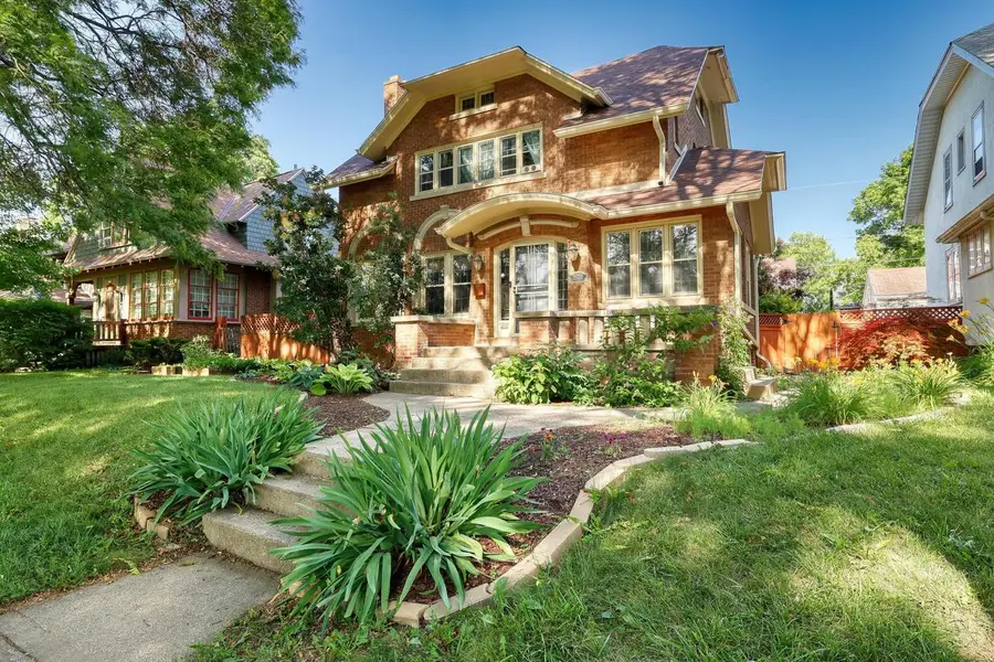 2530 N Grant BOULEVARD, Milwaukee, WI 53210 - #2