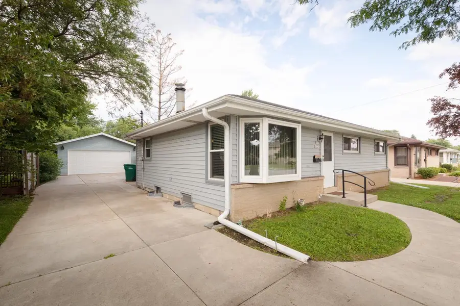 N89W15242 Cleveland AVENUE, Menomonee Falls, WI 53051 - #3