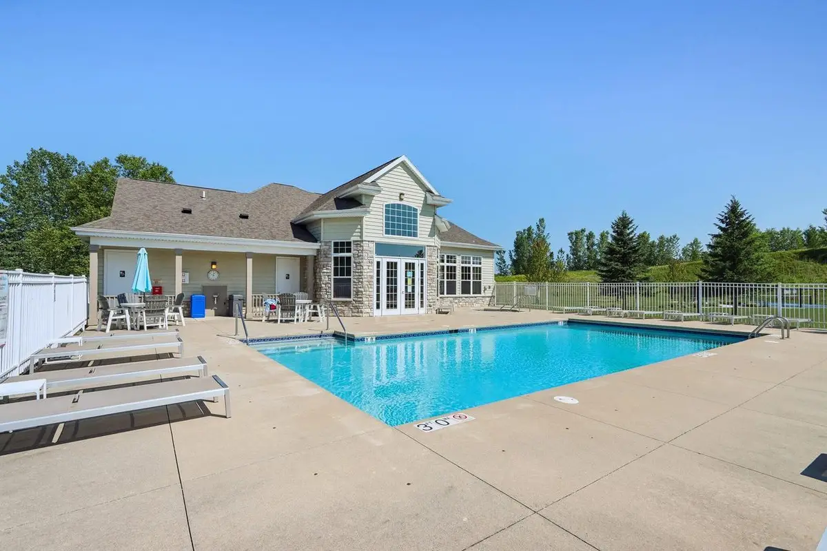 N17W26495 Meadowgrass CIRCLE #E, Pewaukee, WI 53072 - #1