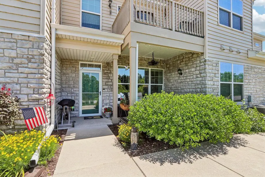N17W26495 Meadowgrass CIRCLE #E, Pewaukee, WI 53072 - #2