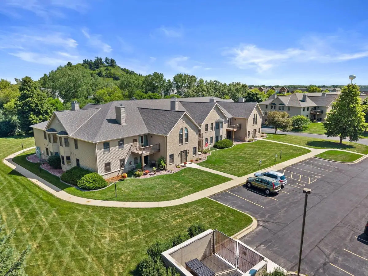 920 Oconomowoc PARKWAY, Oconomowoc, WI 53066 - #1