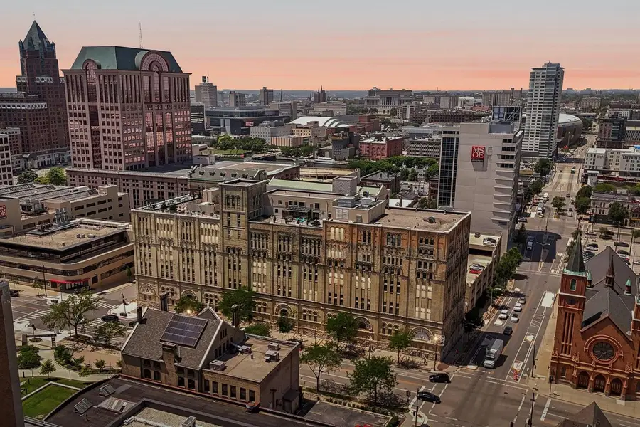 270 E Highland AVENUE #424, Milwaukee, WI 53202 - #2