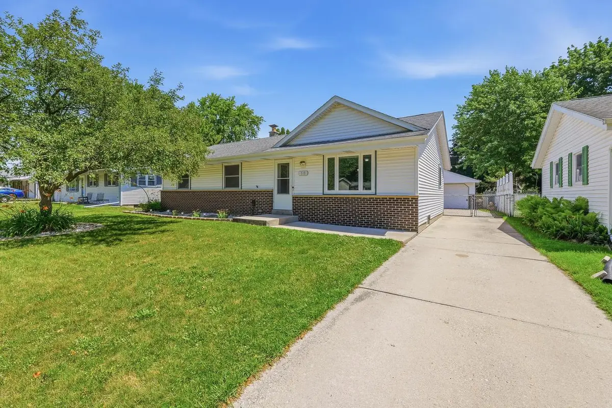 519 Scenic DRIVE E, West Bend, WI 53090 - #1