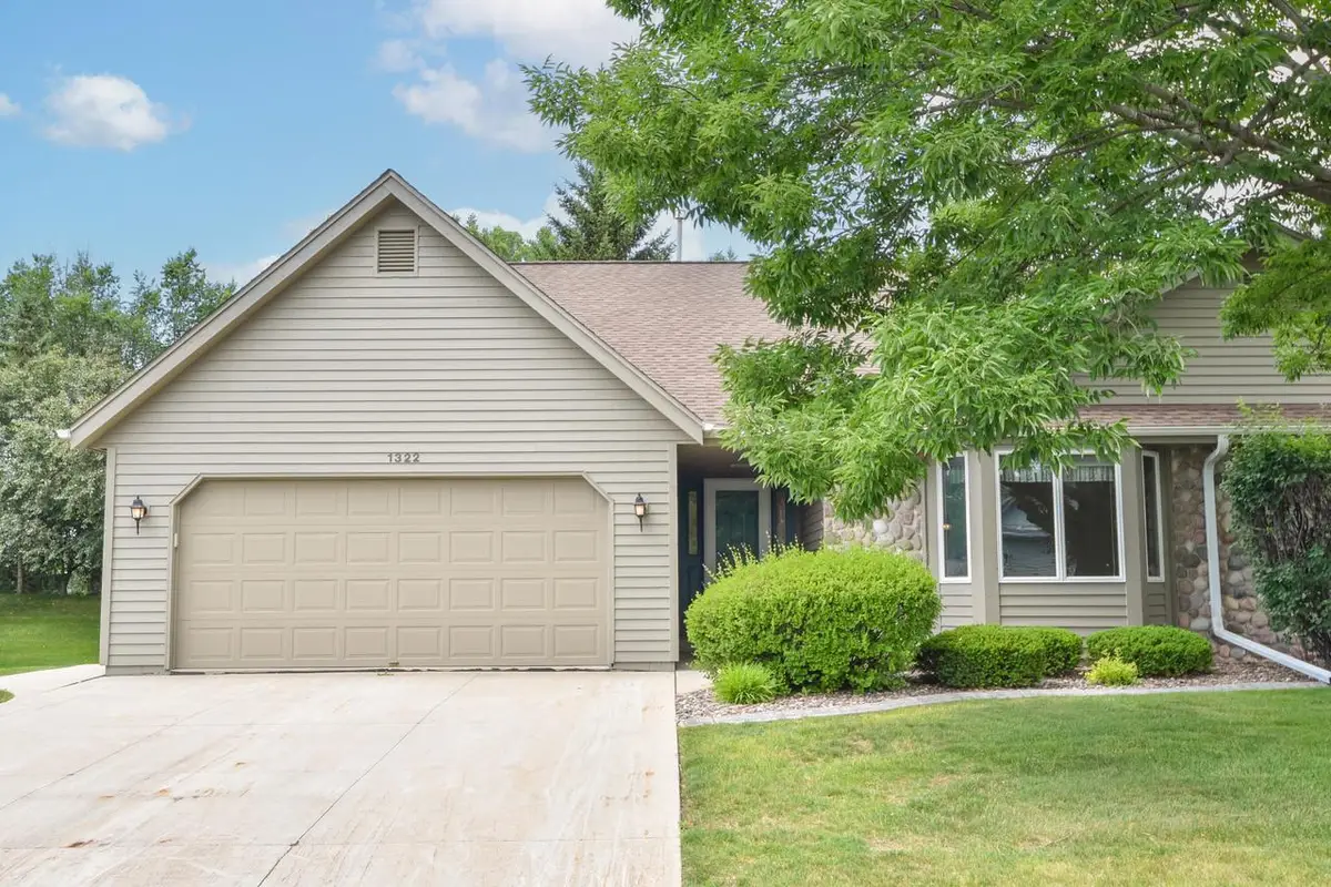 1322 Hidden Fields DRIVE, West Bend, WI 53095 - #1
