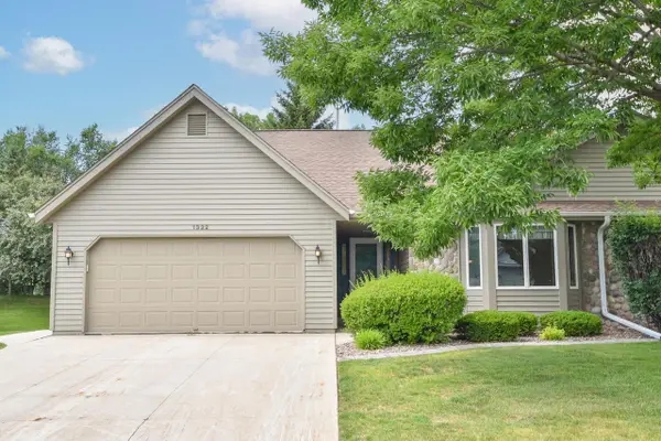 1322 Hidden Fields DRIVE, West Bend, WI 53095