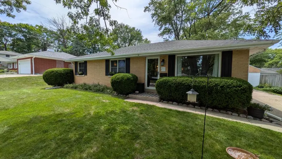W170N9325 Woodlawn DRIVE, Menomonee Falls, WI 53051 - #3