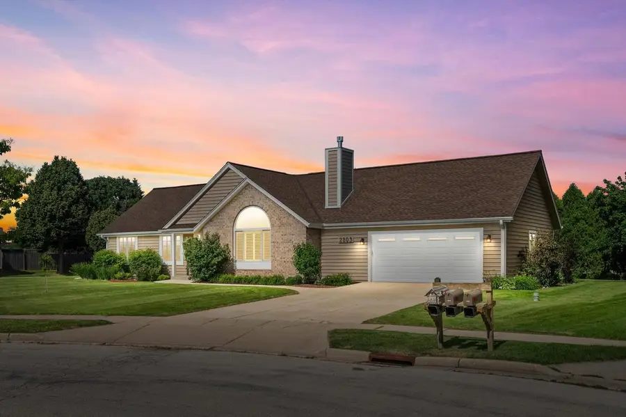 2803 Ridgeline CIRCLE, Waukesha, WI 53188 - #2