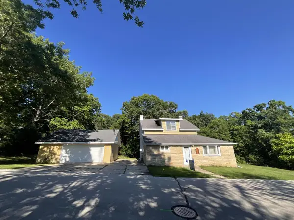 W297N2968 Oakwood Grove ROAD, Pewaukee, WI 53072