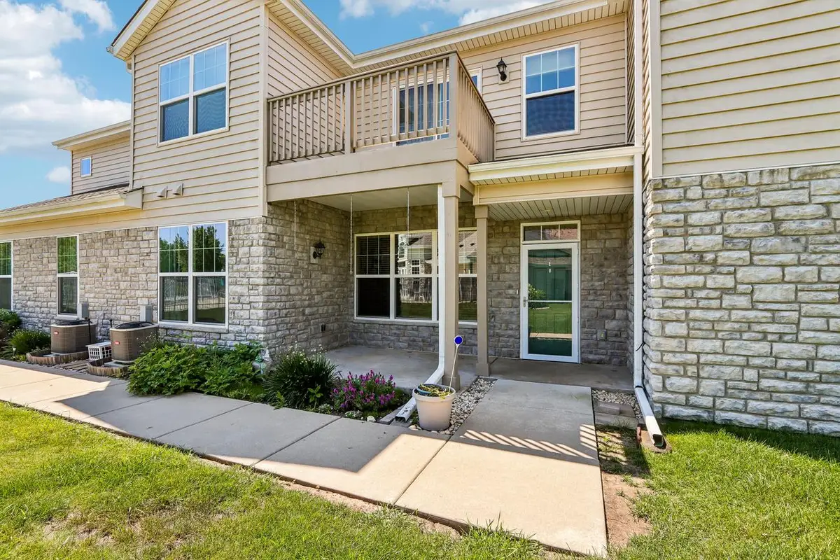 N17W26422 Meadowgrass CIRCLE #E, Pewaukee, WI 53072 - #1