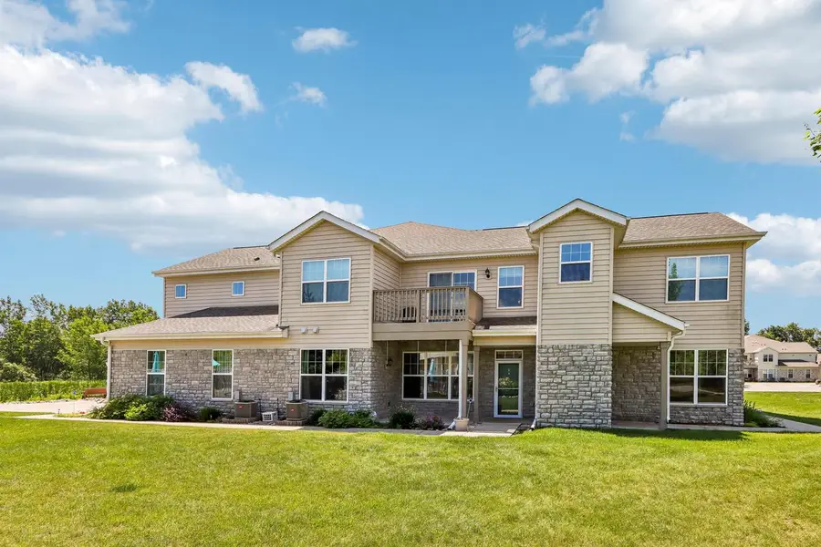 N17W26422 Meadowgrass CIRCLE #E, Pewaukee, WI 53072 - #2