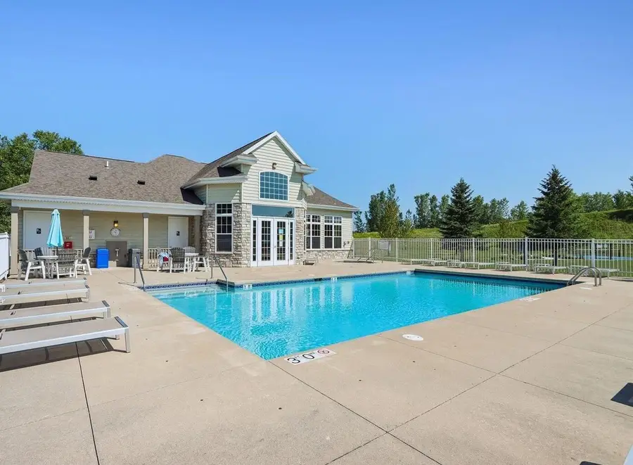 N17W26422 Meadowgrass CIRCLE #E, Pewaukee, WI 53072 - #3