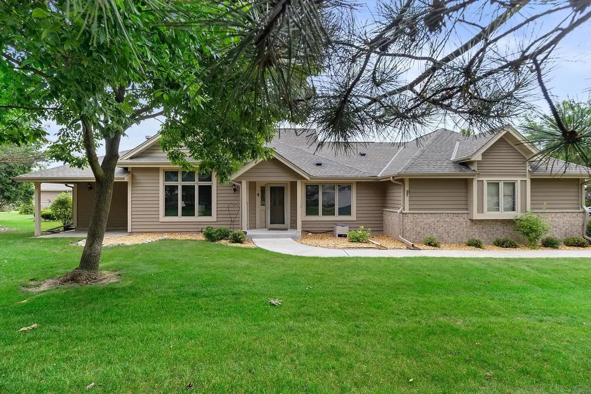 W240N2365 E Parkway Meadow CIRCLE #A, Pewaukee, WI 53072 - #1