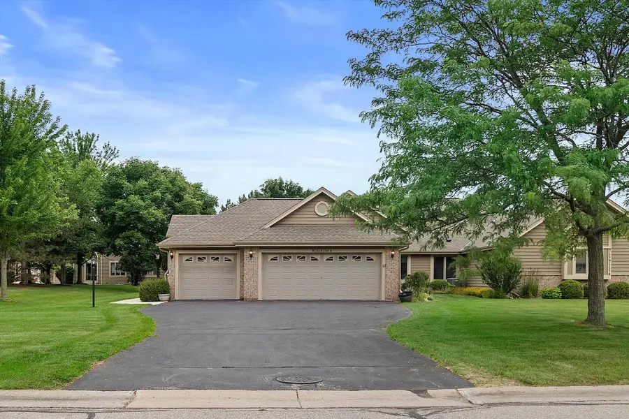 W240N2365 E Parkway Meadow CIRCLE #A, Pewaukee, WI 53072 - #2