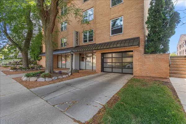 2121 N Cambridge AVENUE #302, Milwaukee, WI 53202