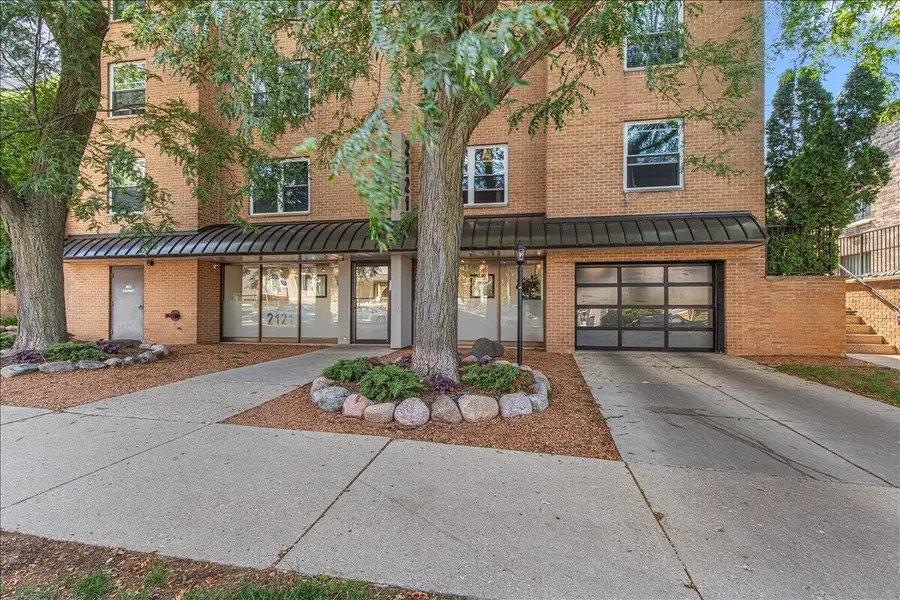 2121 N Cambridge AVENUE #302, Milwaukee, WI 53202 - #2