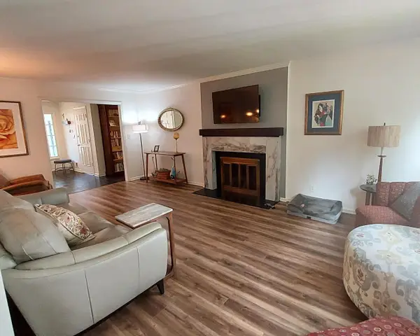 1027 W Shaker CIRCLE, Mequon, WI 53092