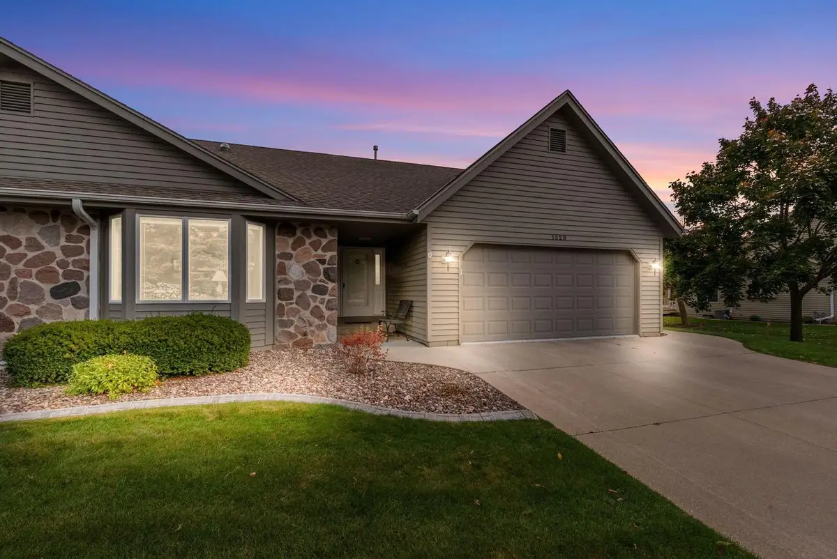 1323 Stonewood CIRCLE, West Bend, WI 53095 - #1
