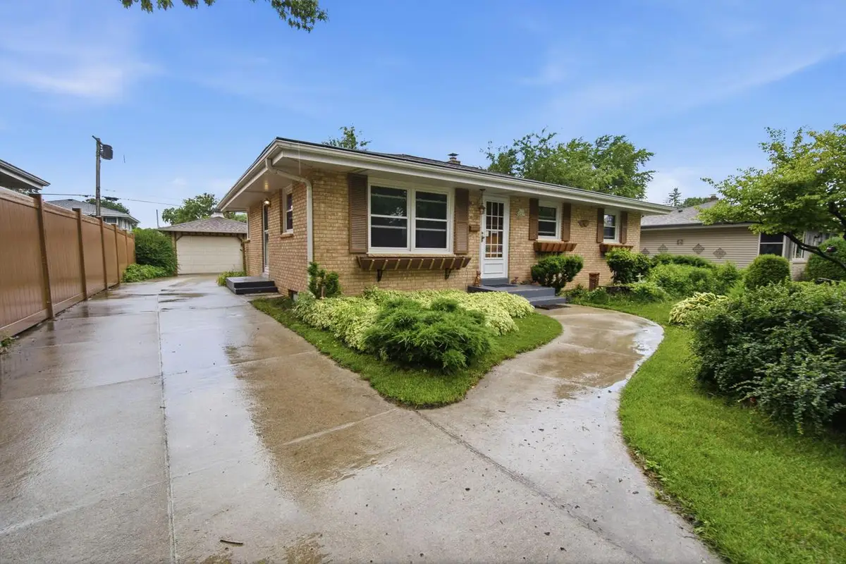 W171N8437 Allen AVENUE, Menomonee Falls, WI 53051 - #1