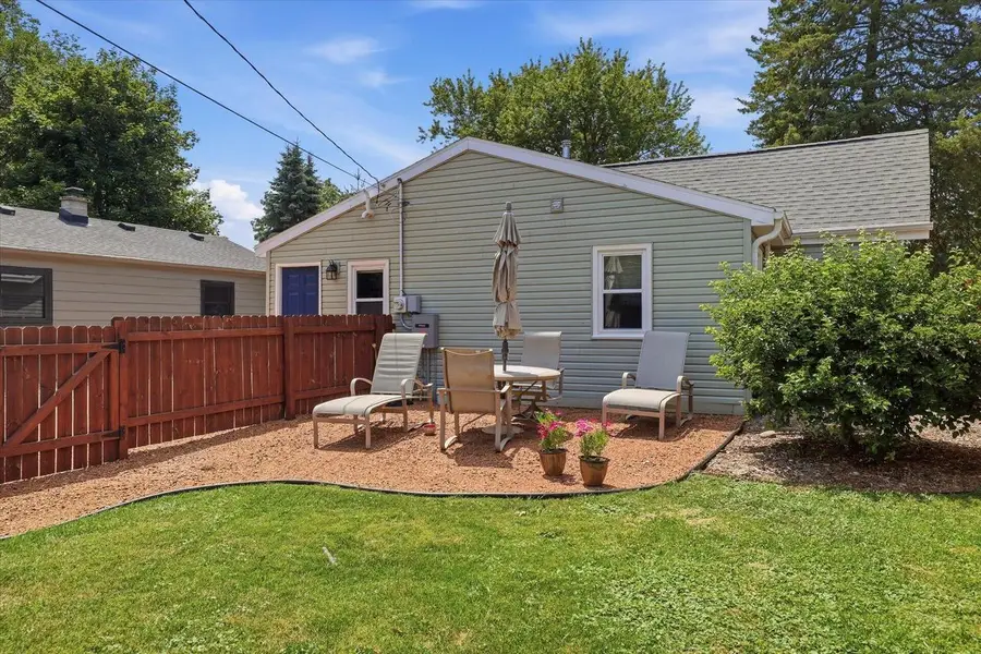 2430 N 2nd LANE, Summit, WI 53066 - #2