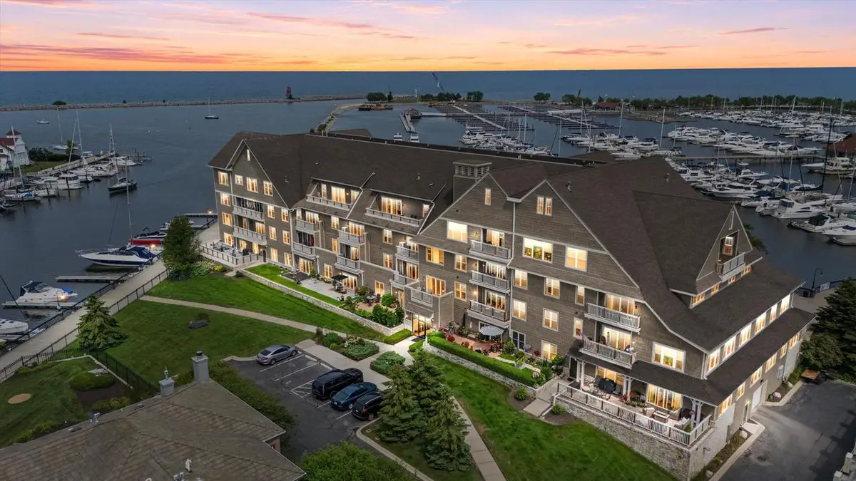 4 Gaslight DRIVE #111, Racine, WI 53403 - #1