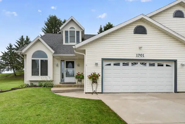 1701 Carrie LANE, West Bend, WI 53095