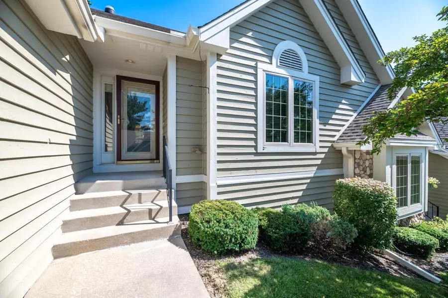 208 Endfield CIRCLE, Waukesha, WI 53186 - #2