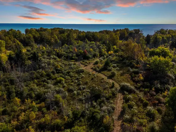 13600 N LAKE SHORE DRIVE #Lt2, Mequon, WI 53092