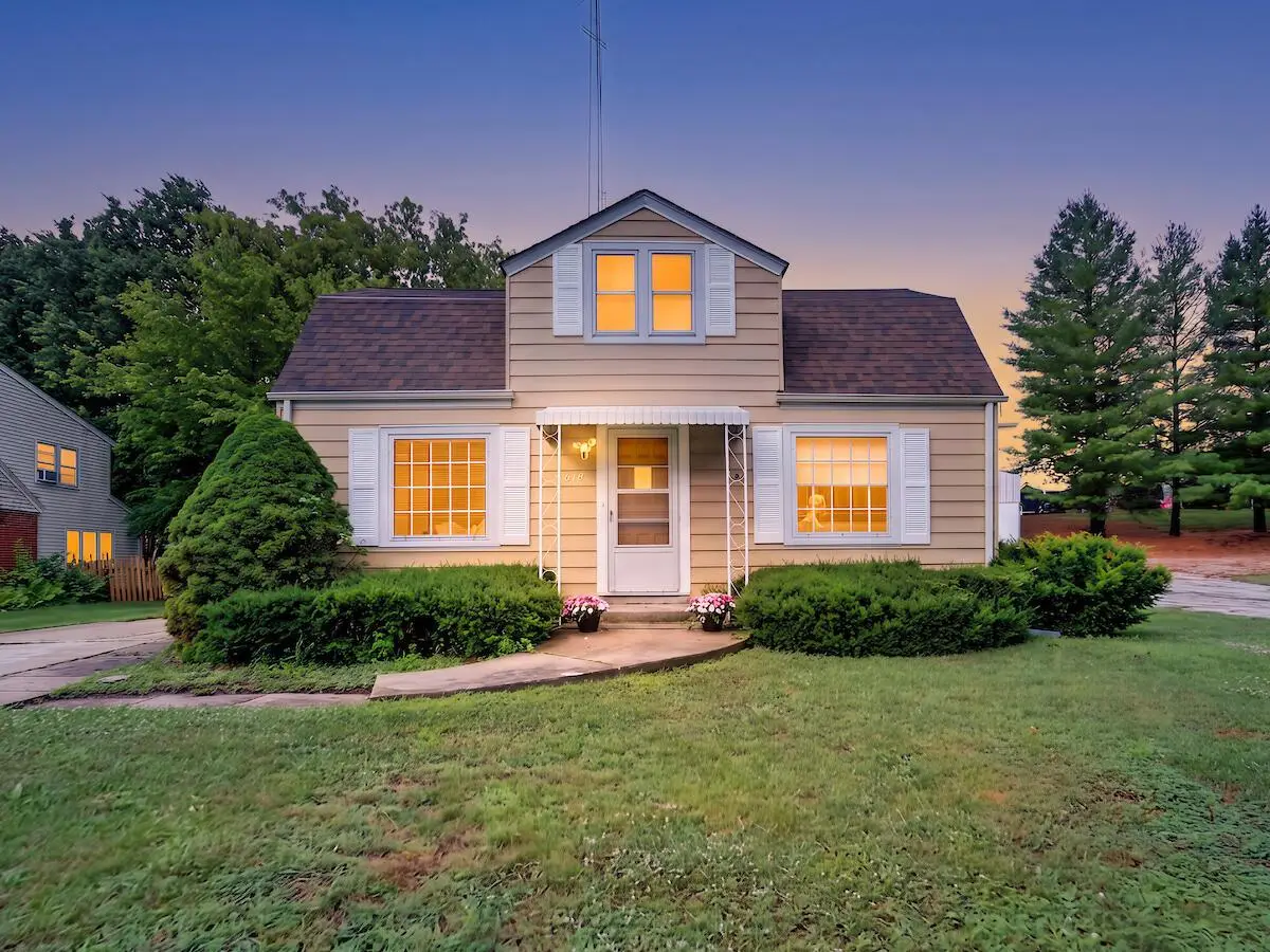 615 Roosevelt DRIVE, West Bend, WI 53090 - #1