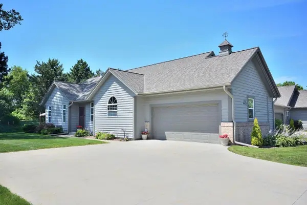 W232N3011 Emerald LANE #A, Pewaukee, WI 53072