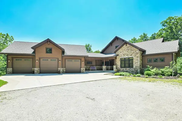 1062 N English Settlement AVENUE, Burlington, WI 53105