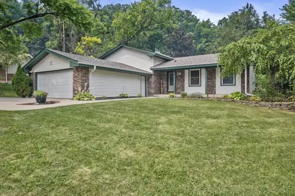 2816 Woodridge COURT, Waukesha, WI 53188