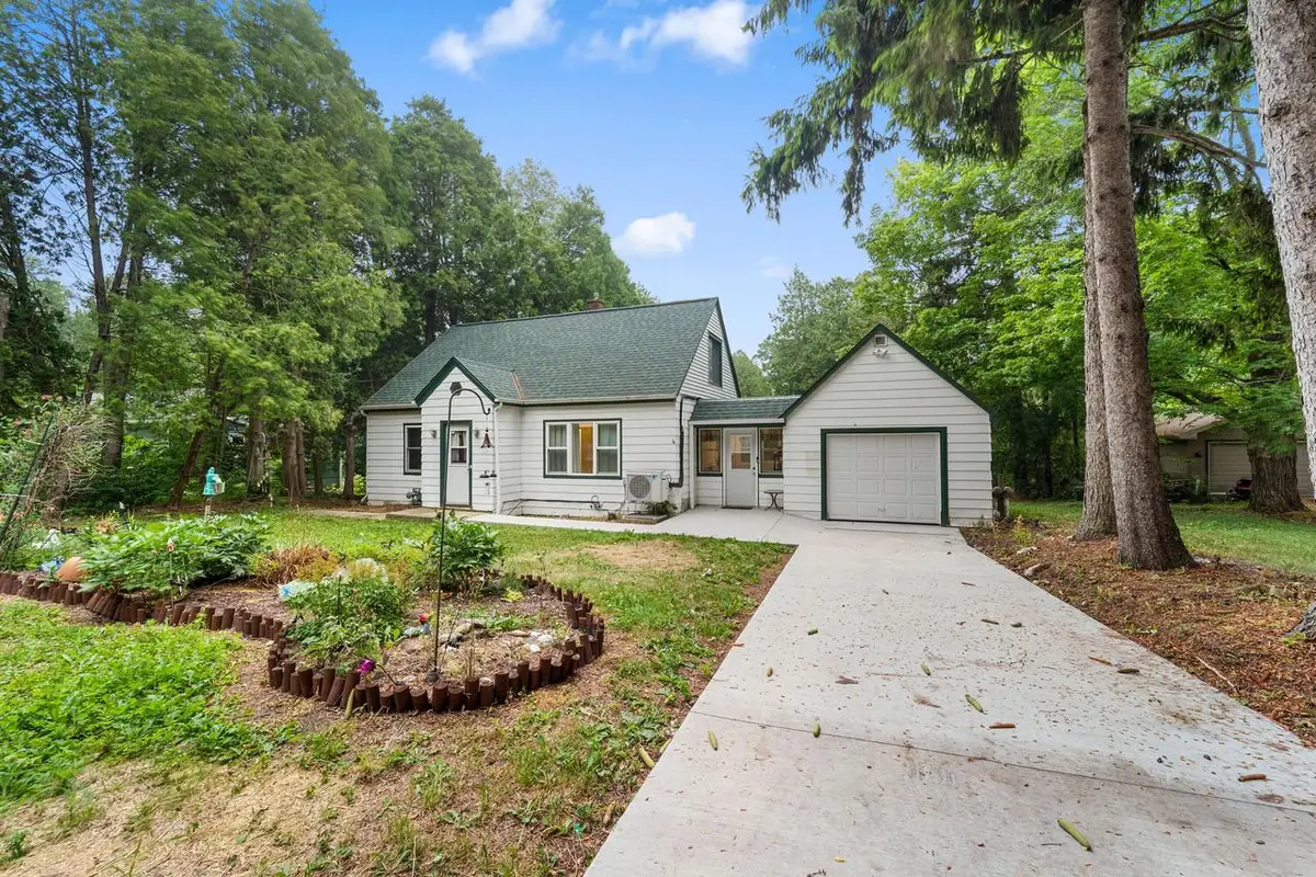 1900 Edgewater Dr DRIVE, Grafton, WI 53024 - #1
