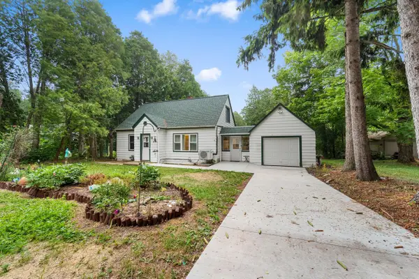 1900 Edgewater Dr DRIVE, Grafton, WI 53024