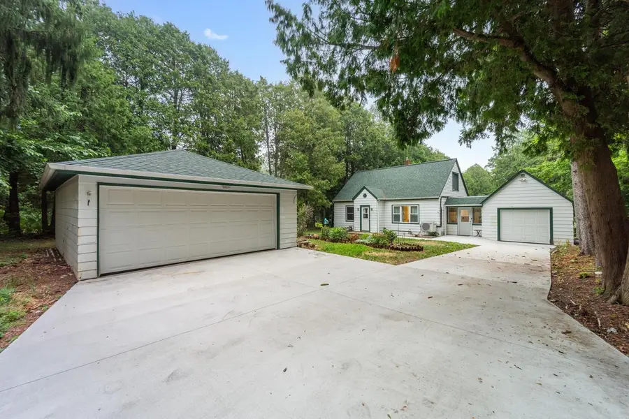1900 Edgewater Dr DRIVE, Grafton, WI 53024 - #2