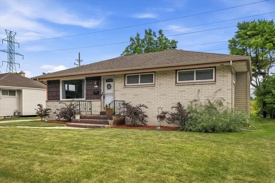 8013 W Waterford AVENUE, Milwaukee, WI 53220 - #2
