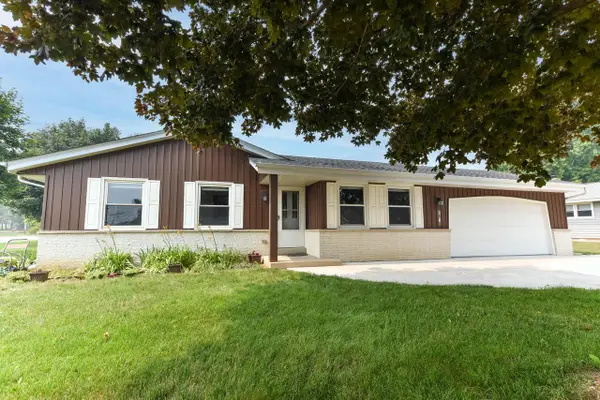 1818 Woodridge ROAD, West Bend, WI 53095