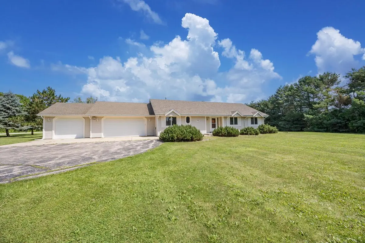 7490 Roosevelt ROAD, Hartford, WI 53027 - #1