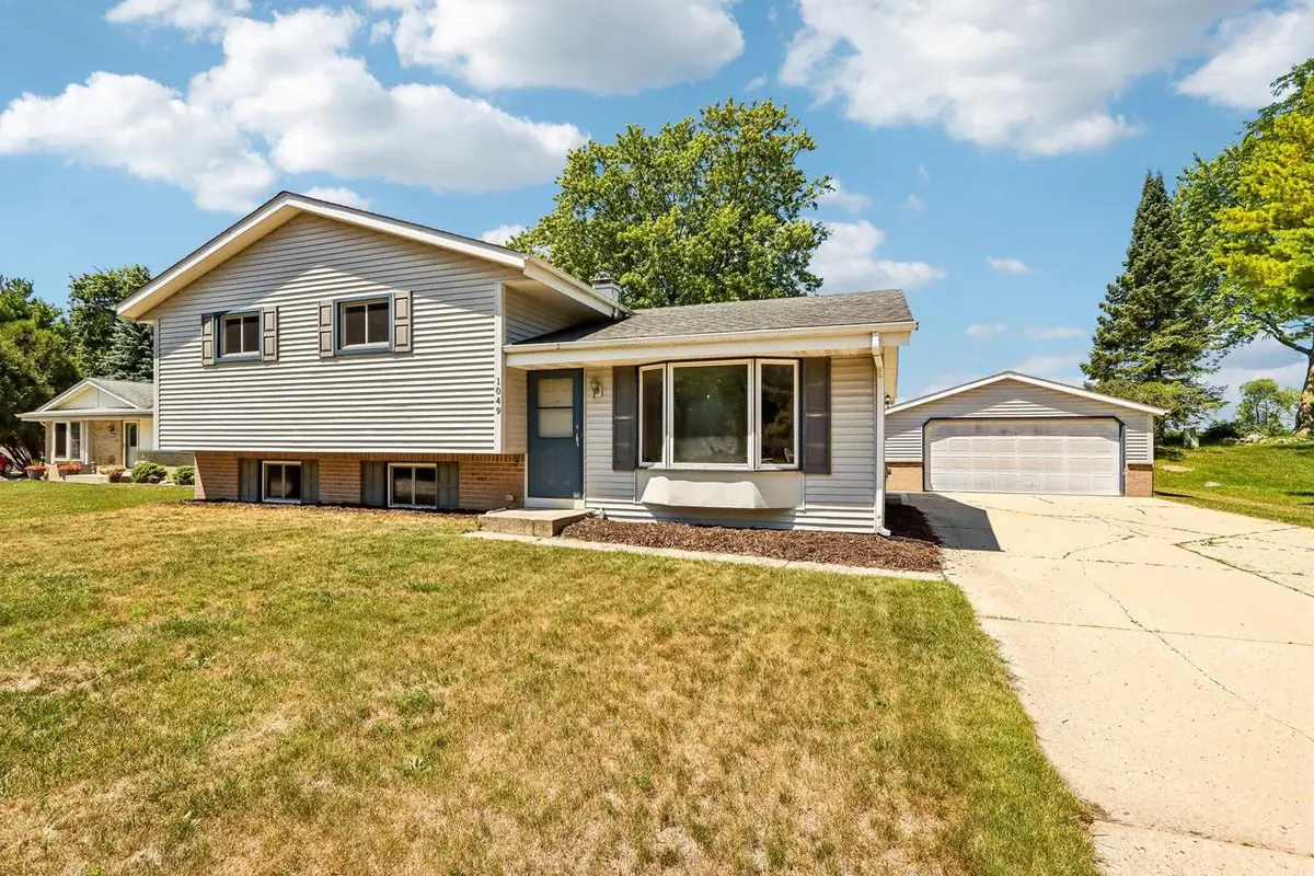 1049 S Glencrest COURT, Saukville, WI 53080 - #1